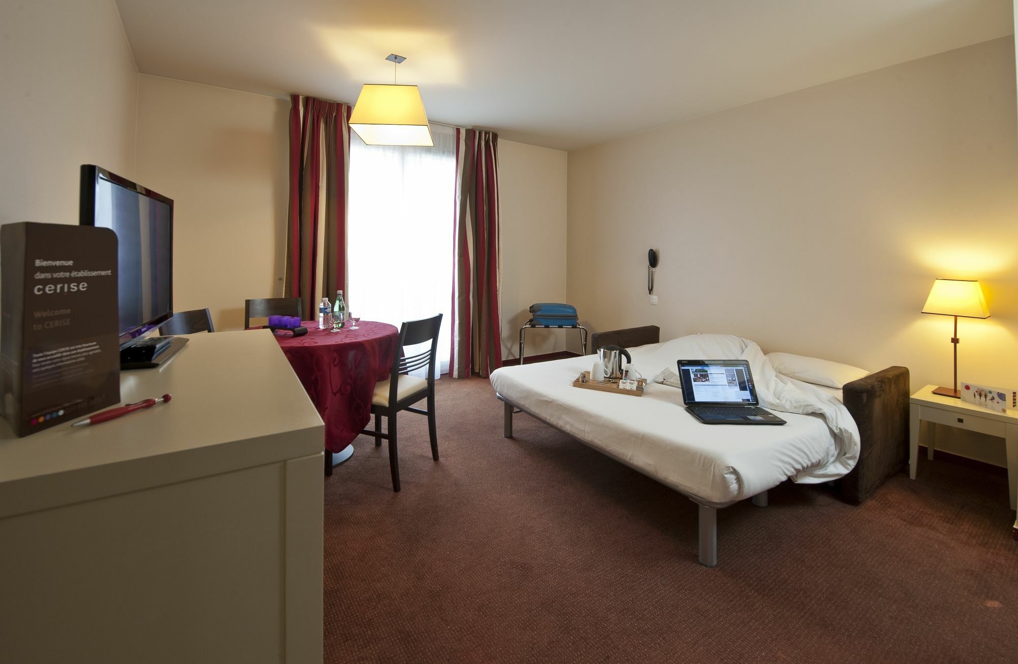 Hotel Cerise Шату Экстерьер фото
